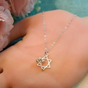 שרשרת מגן דוד בשילוב ניצני שושנים ופנינה