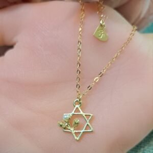 שרשרת מגן דוד בשילוב ניצני שושנים ופנינה