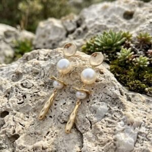 עגילי פנינה וטיפת זהב– שילוב של קלאסיקה ומודרניות