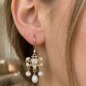 עגילי מלוכה – השראה ויקטוריאנית ופנינים