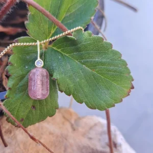 שרשרת תות קוורץ (Strawberry Quartz) בהתאמה אישית – הרמוניה רגשית, שמחה ואופטימיות